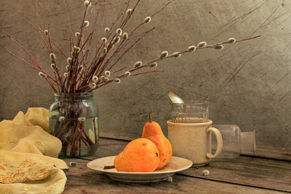 Открытка верба на столе с грушами  верба  Mit einem Palmsonntag 