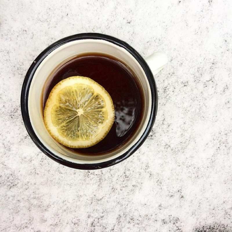 Открытка кружка чая и лимон  на мраморном столе  Gute Besserung 