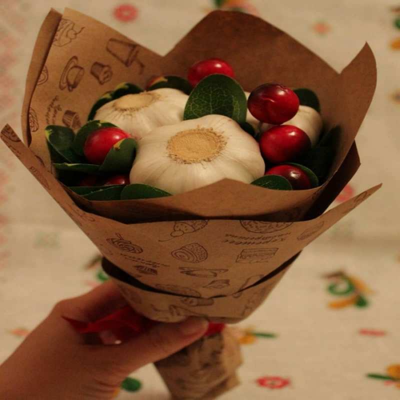 Открытка чеснок и клюква  букет из фитонцидов и витамина c  Gute Besserung 