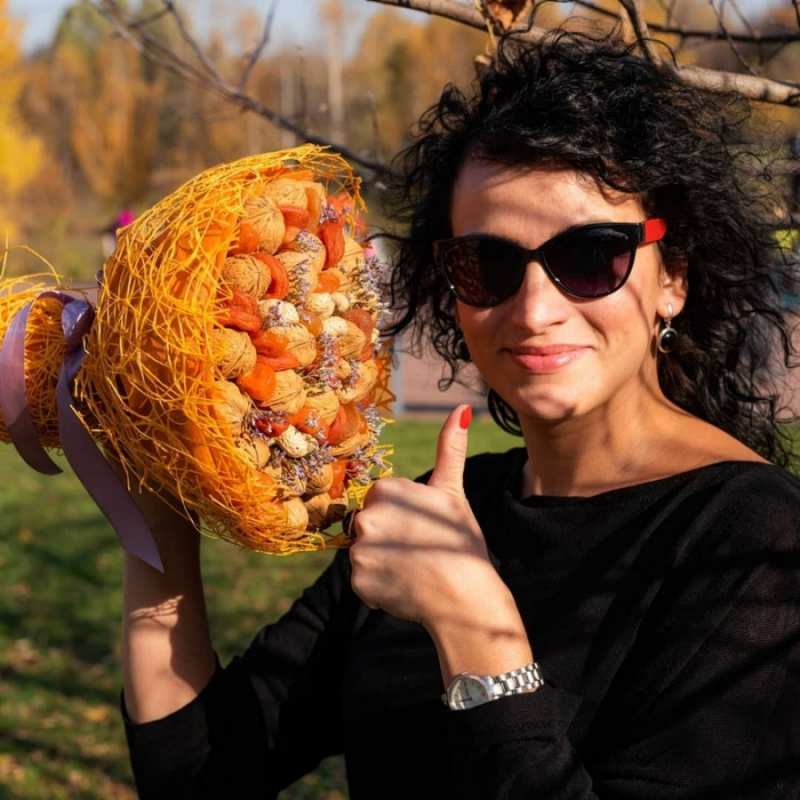 Открытка страшная тетка рекомендуете не болеть  что то там у нее в букете  Gute Besserung 