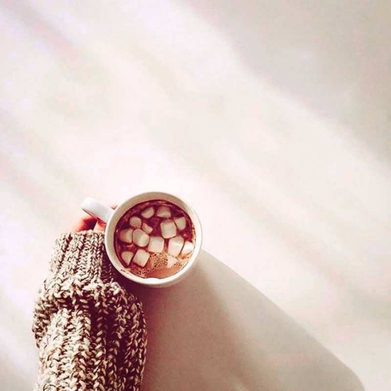 Открытка чай и вкусня  рука в свитре  Gute Besserung 