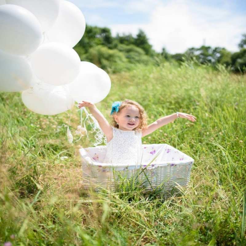 Открытка вообще не понял  девочка сидит в корзине наверное от этого больной должен выздороветь   Gute Besserung 