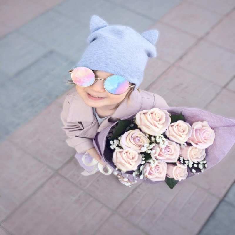 Открытка девочка в очках  букет роз и ребенок  Gute Besserung 