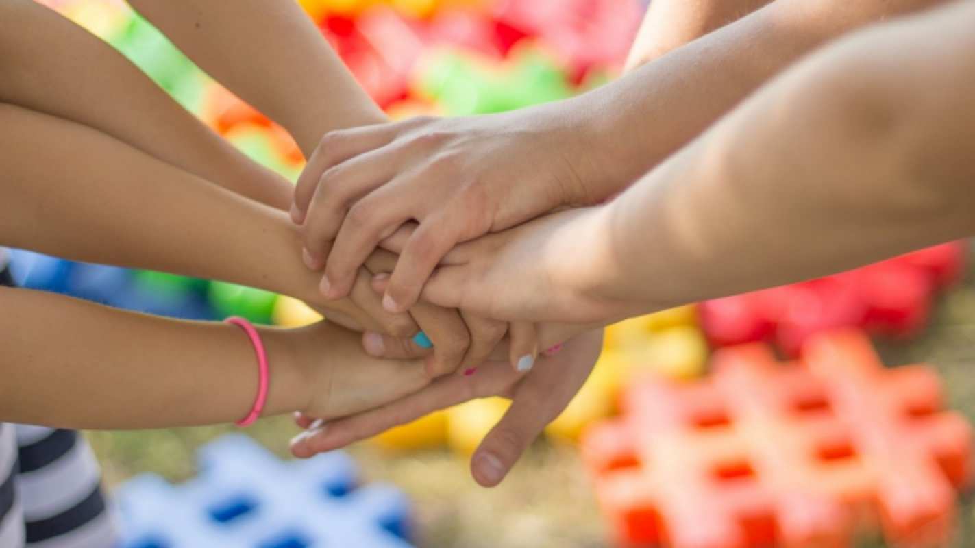 Открытка Верность дружба и семья  руки  Mit dem Familientag 