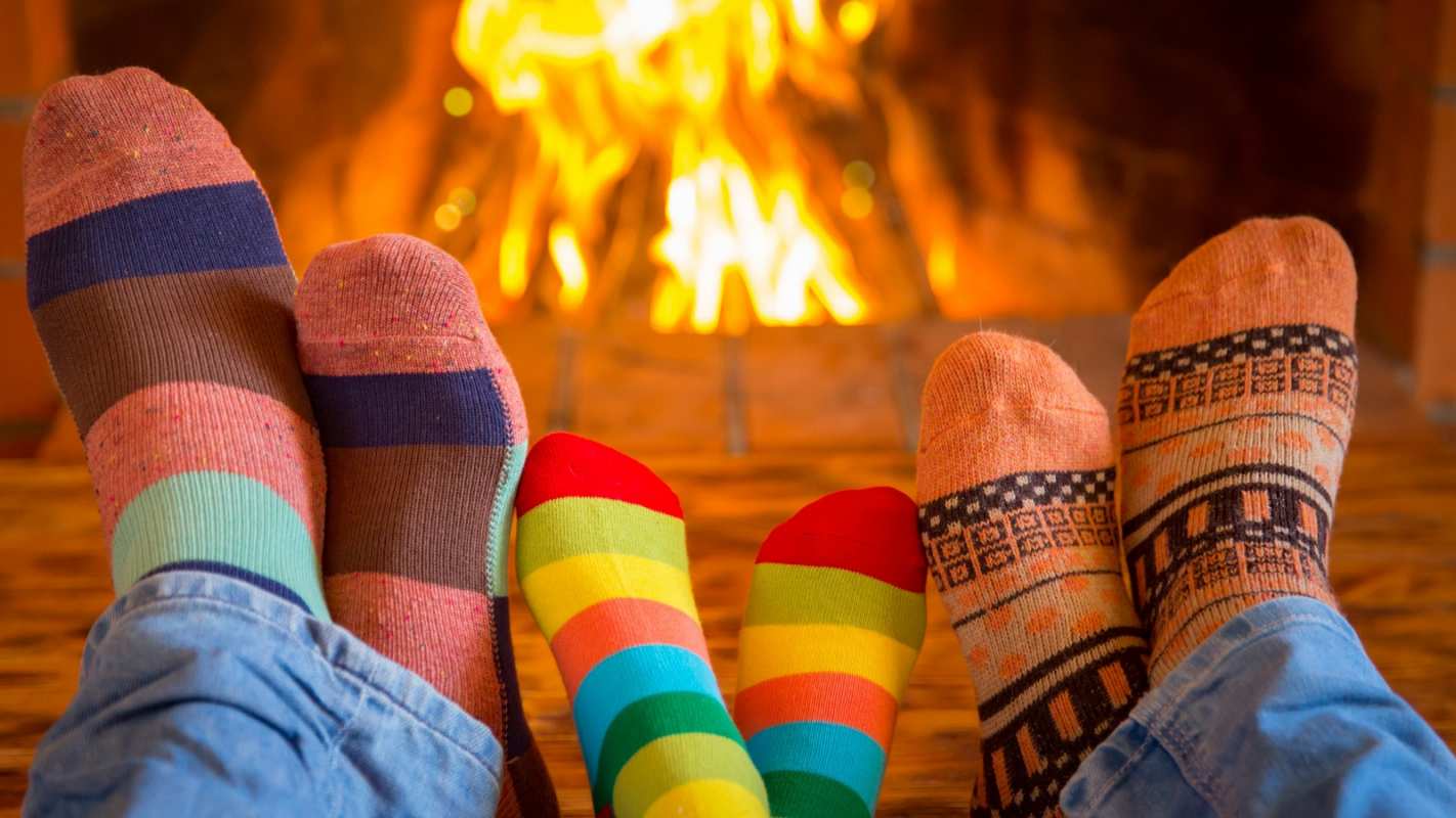 Открытка семья греет ноги у камина  с днем семьи   Mit dem Familientag 