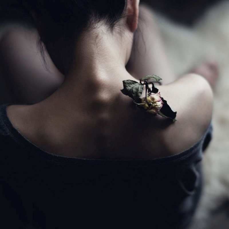 Открытка девушка  засох цветок  Ich vermisse dich 