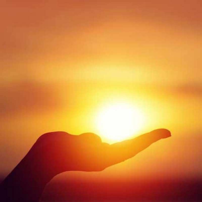 Открытка солнце на ладони закат Danke 