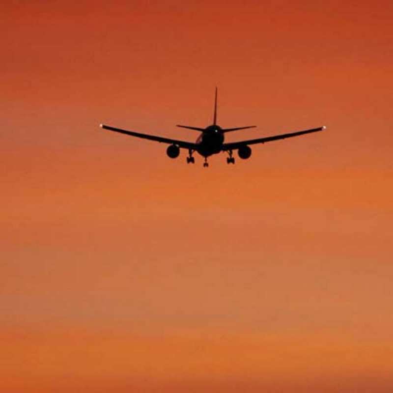 Открытка самолет в вечернем небе силуэт самолета Gute Reise 