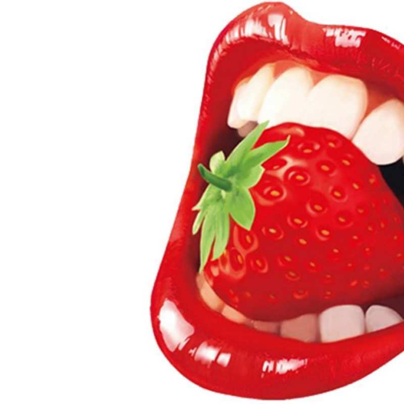 Открытка девушка держит клубнику в зубах открытка для парня открытка с яркими губами Ich küsse dich 