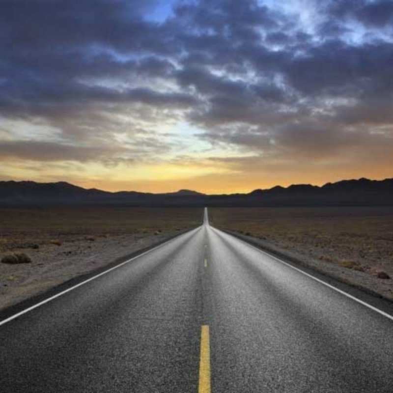 Открытка ровная и прямая дорога на фоне облачного неба горы на горизонте Gute Reise 