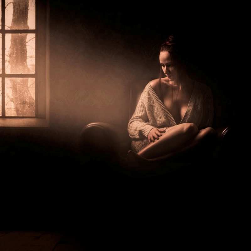 Открытка девушка в одиночестве  сидя у окна  Sei nicht traurig 