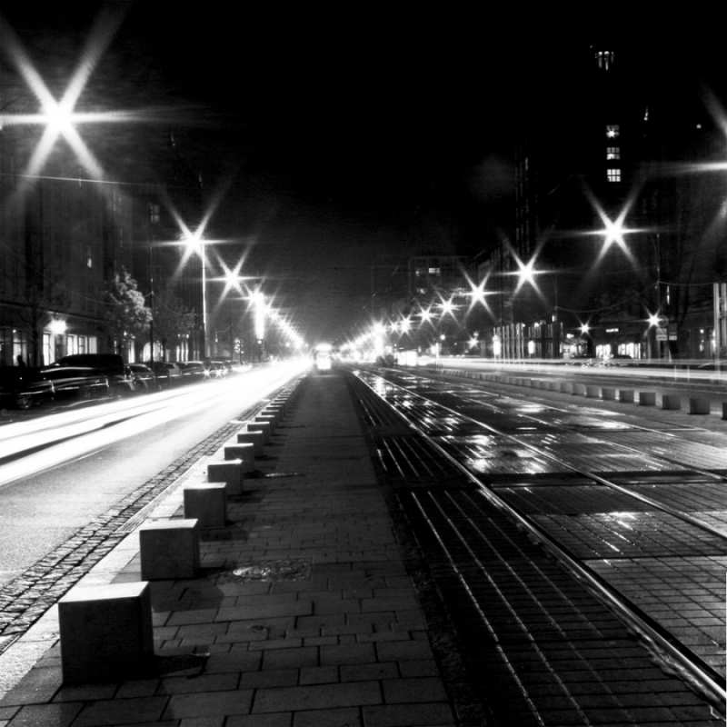 Открытка пустынная улица  ночной проспект  Sei nicht traurig 