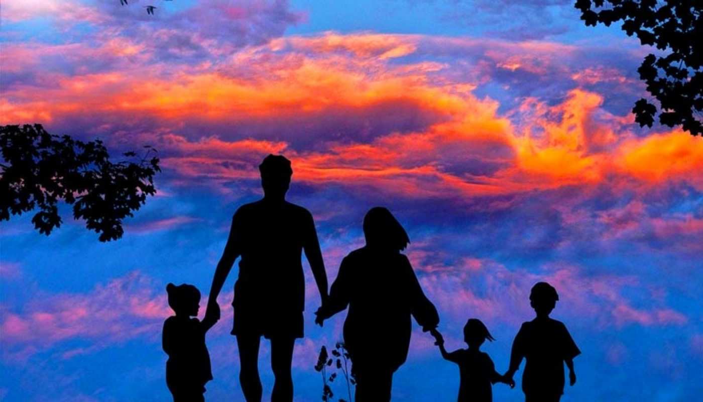 Открытка семья на фоне неба  семья  Mit dem Familientag 