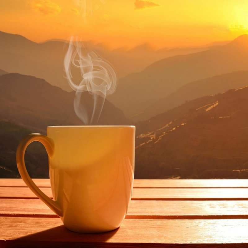 Открытка желтая кружка и пар  кофе в горах  Guten Morgen 