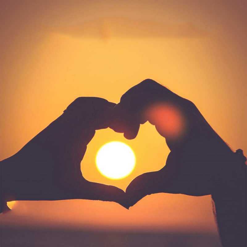 Открытка солнце в руках  садится солнце  Gute Nacht 