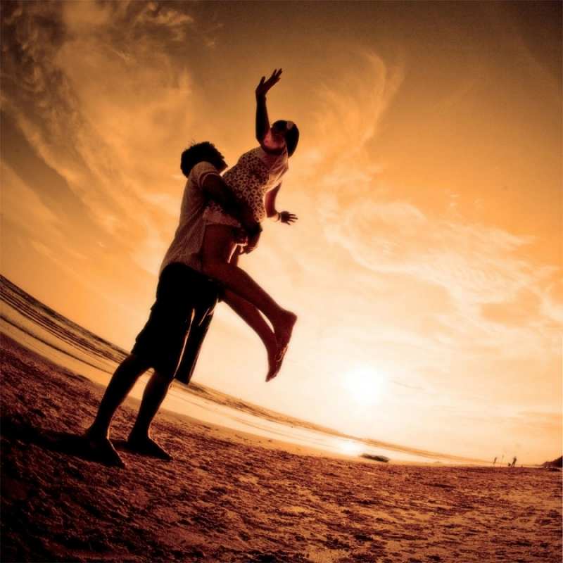 Открытка фото с искажениями  парень держит девушку  Ich liebe dich 