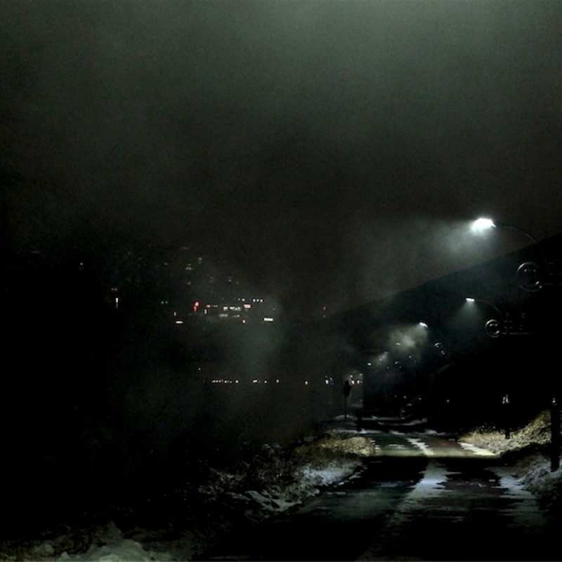 Открытка полу заснеженная дорога  фонари  Sei nicht traurig 