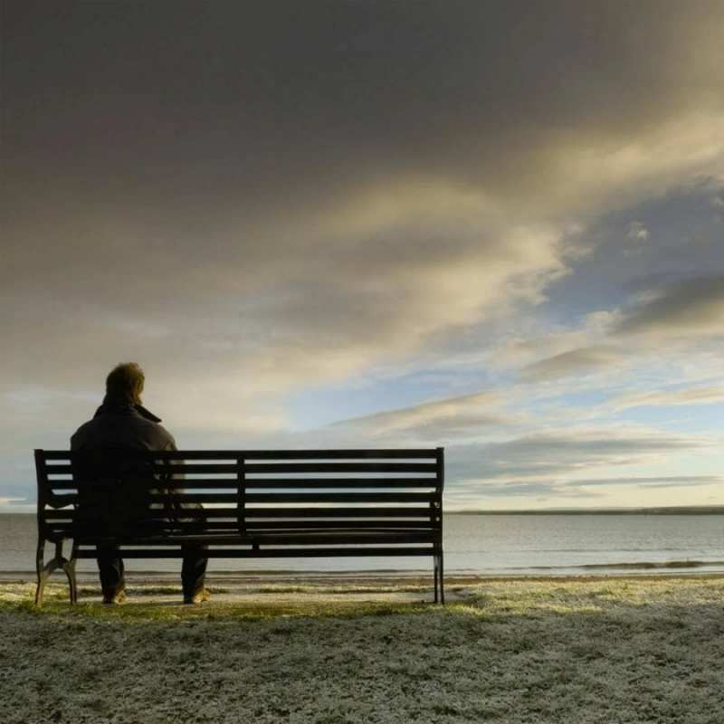 Открытка сидим на лавочке  озеро  Sei nicht traurig 