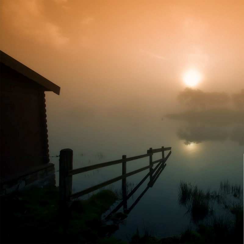 Открытка закат в тумане  дом у озера  Sei nicht traurig 