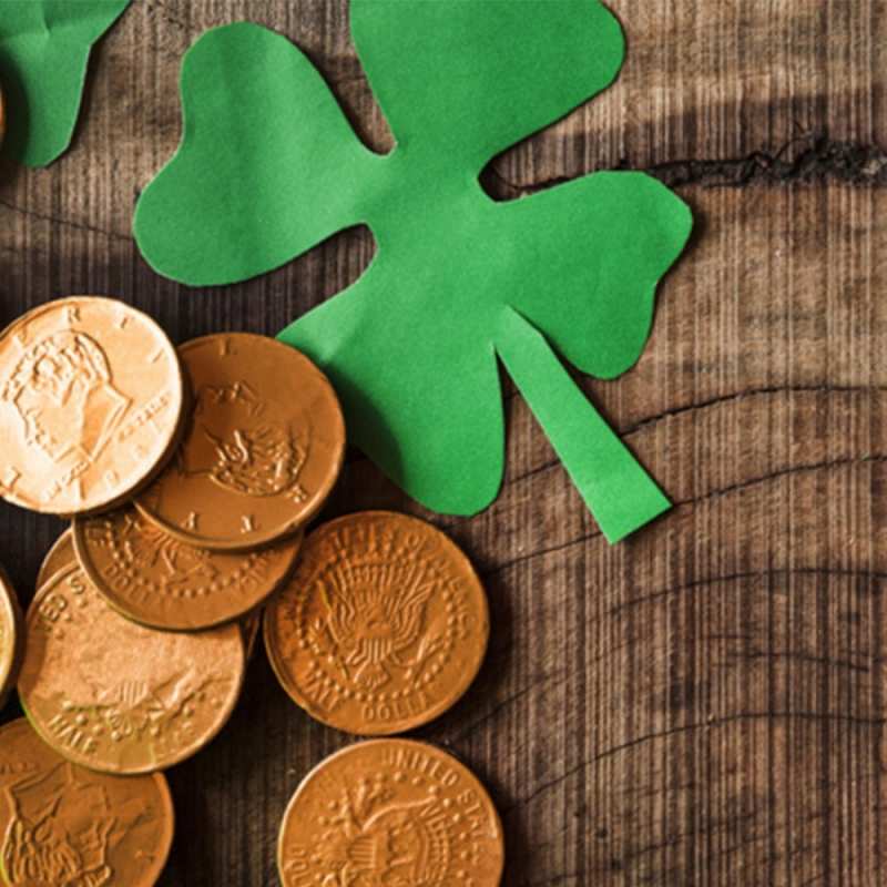 Открытка клевер и монеты  деревянный фон  Ich wünsche dir viel Glück 