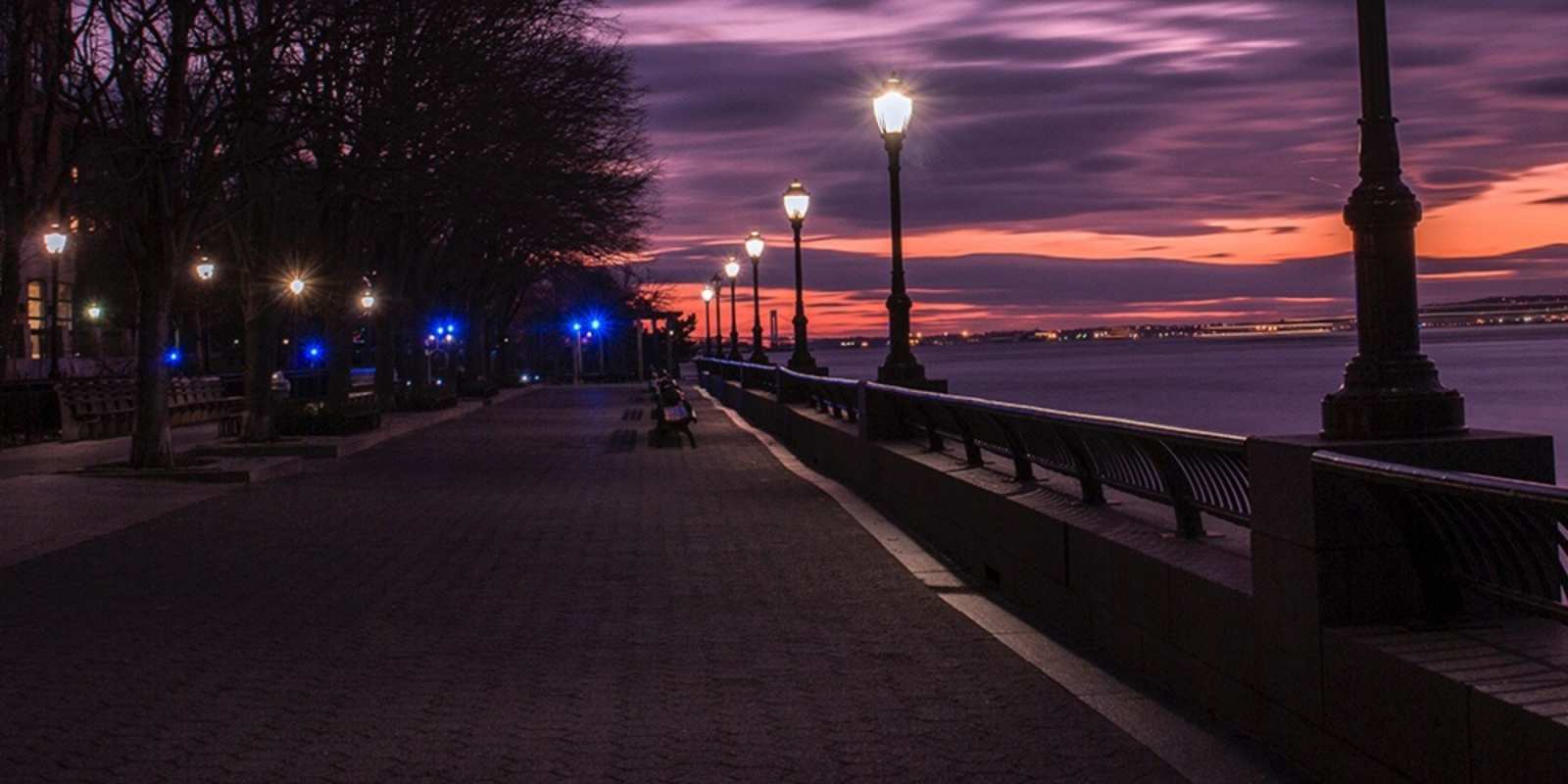 Открытка ночная набережная фонари на фоне реки Gute Nacht 