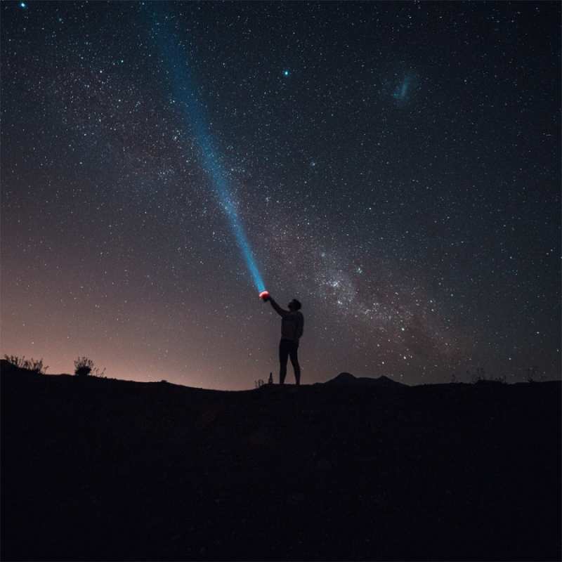 Открытка свет от фонаря ночью  луч света и млечный путь  Sei nicht traurig 