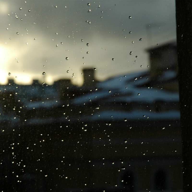 Открытка капли дождя на окне  вид на крыши  Sei nicht traurig 