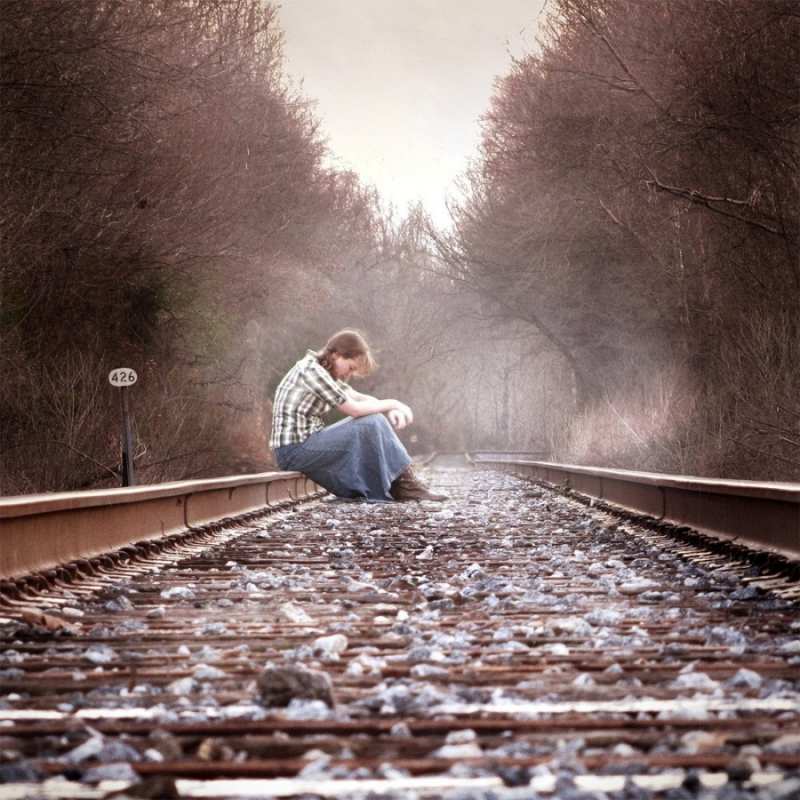 Открытка не сиди на рельсах  девушка на рельсах  Sei nicht traurig 