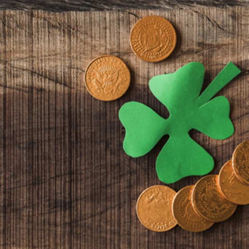 Открытка монеты и клевер на деревянном фоне  на удачу сегодня  Ich wünsche dir viel Glück 