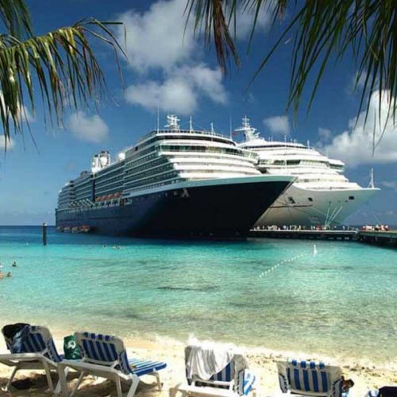 Открытка море и круизные лайнеры лежаки на фоне моря и пальм Gute Reise 