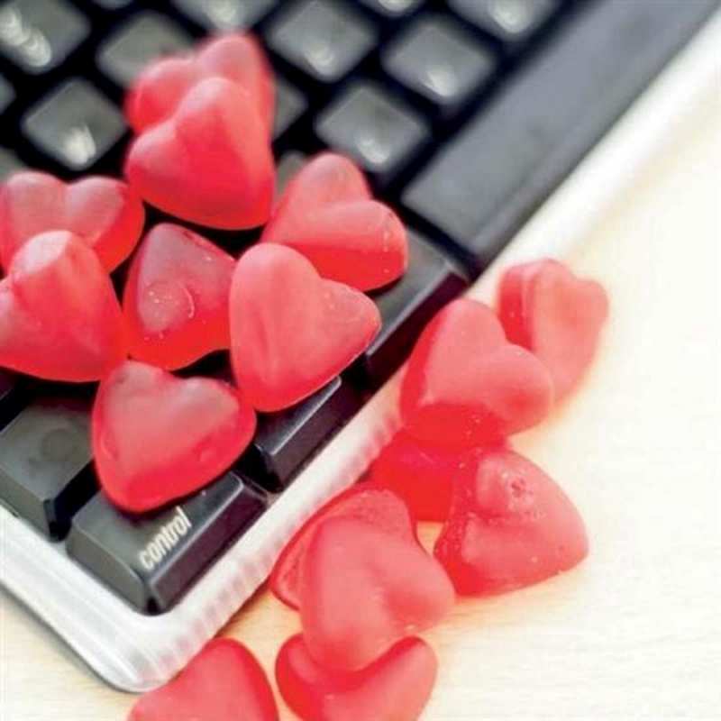 Открытка мармеладки на клавиатуре  конфеты в виде сердец  Ich liebe dich 