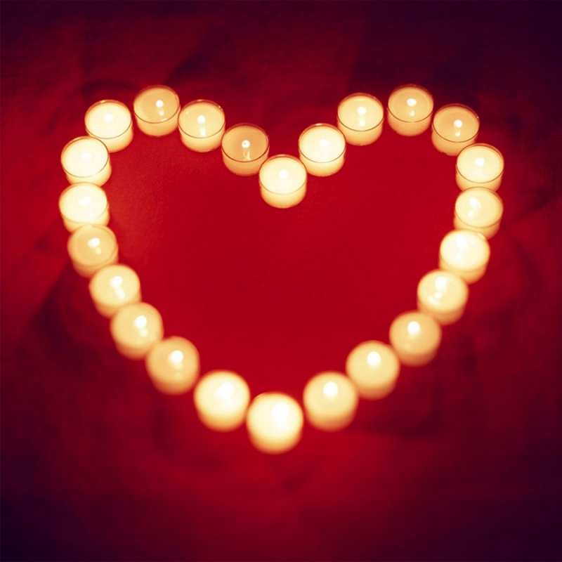 Открытка свечки в форме сердца  красота на красном фоне  Ich liebe dich 