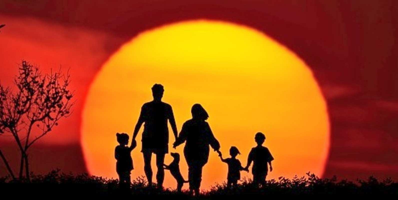 Открытка семья на фоне заката с собакой  закат, семья  Mit dem Familientag 